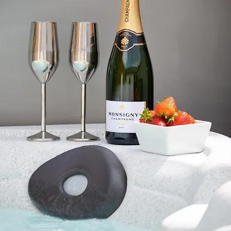 - Sleeps 4 Hot Tub & Pet Friendly 펜션 칼라일