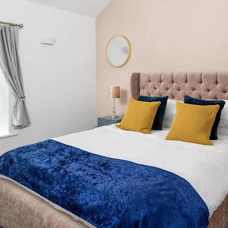 - Sleeps 4 Hot Tub & Pet Friendly Holiday home *