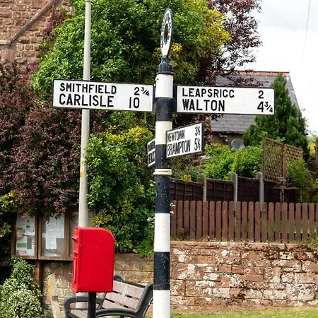 - Sleeps 4 Hot Tub & Pet Friendly Holiday home