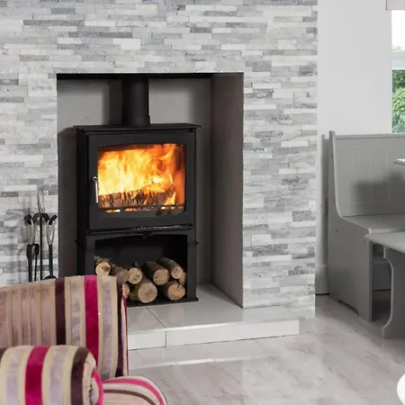 - Sleeps 4 Hot Tub & Pet Friendly Holiday home