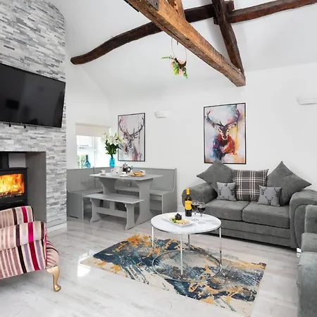 - Sleeps 4 Hot Tub & Pet Friendly 卡莱尔